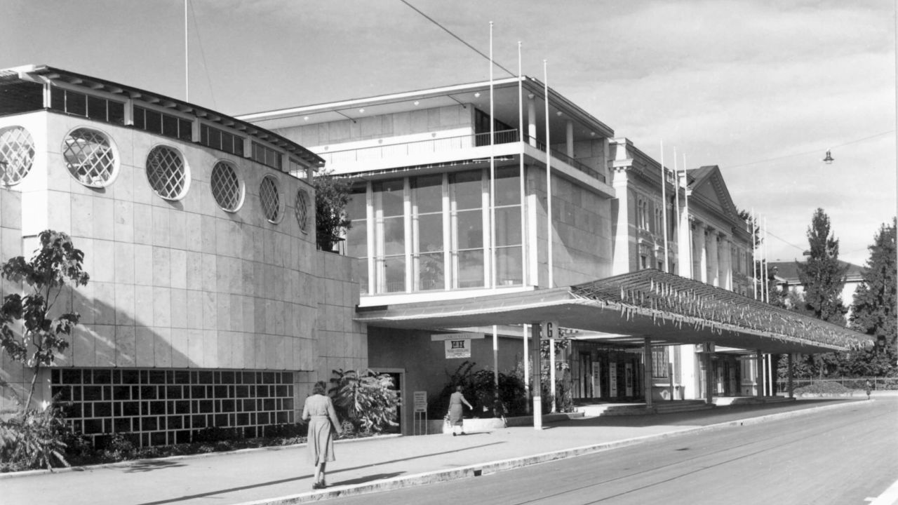 Hauptzugang von der Claridenstrasse; hinten Eingang Tonhalle