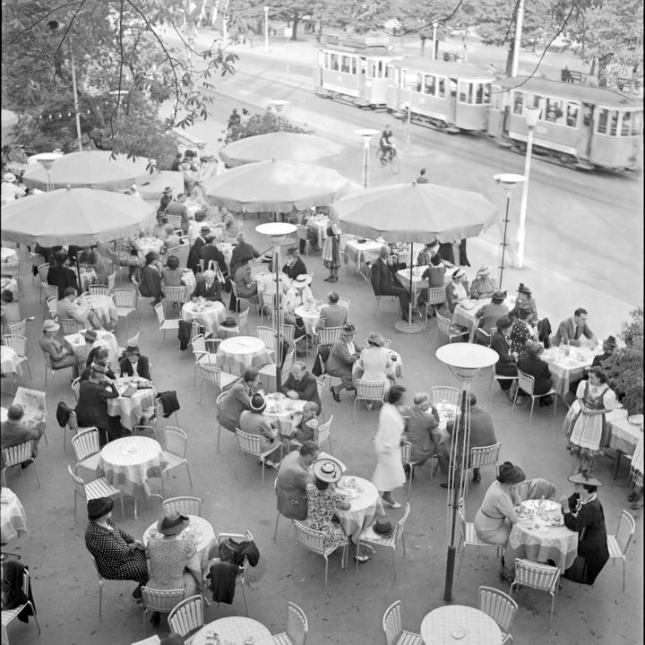 Café vor dem Kongresshaus, 1939