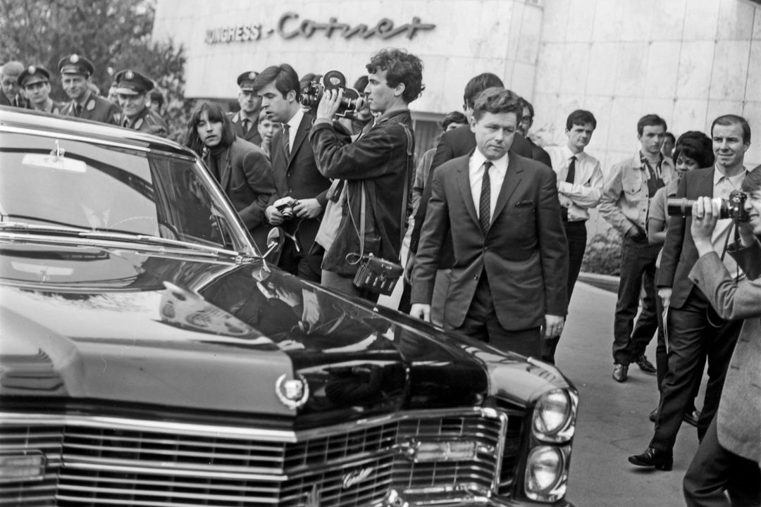 Medienleute warten vor dem Kongresshaus auf die Rolling Stones, 14. April 1967